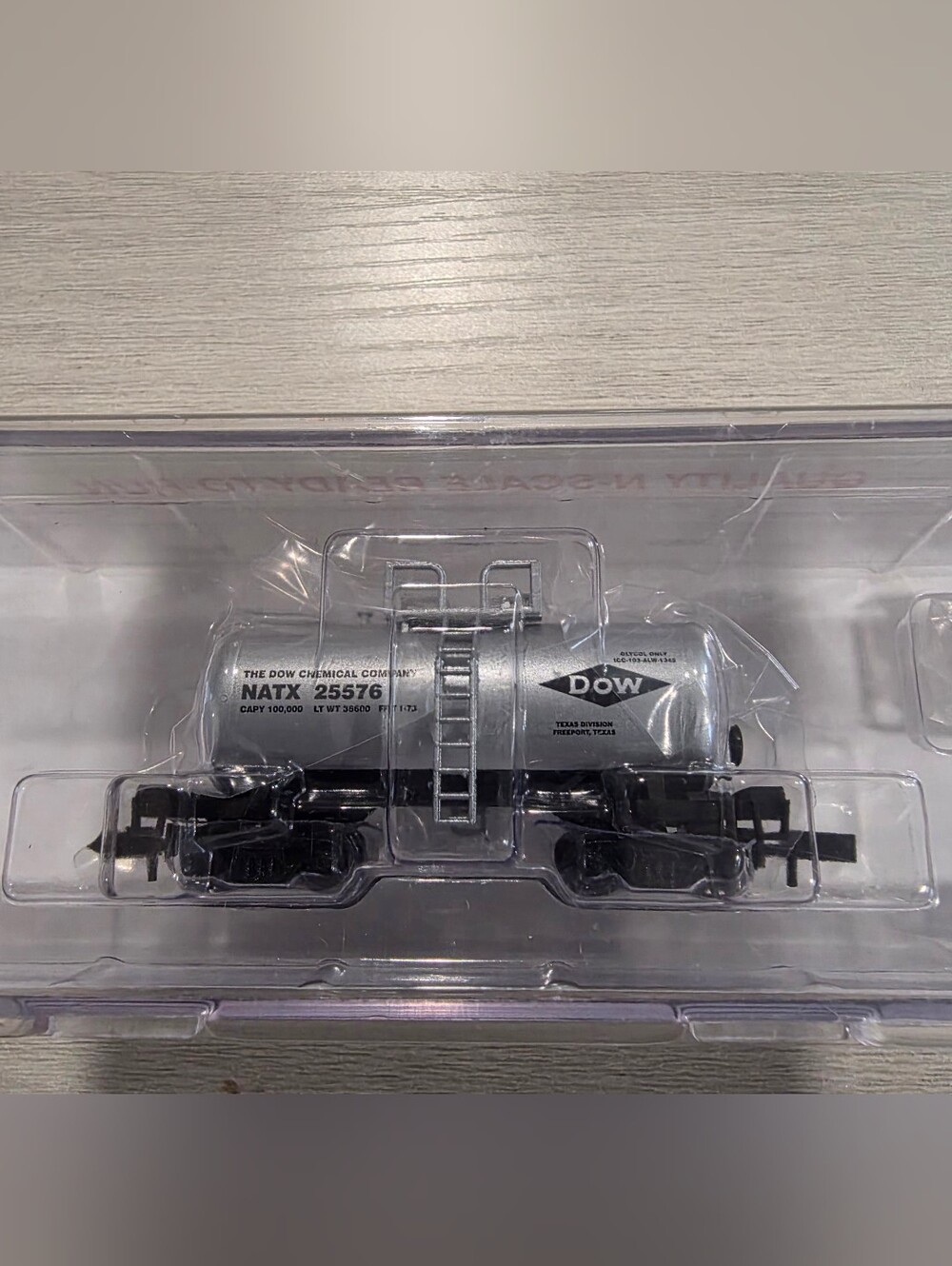 Roundhouse Products N Scale 30' Dow Chemical Modern Tank Car